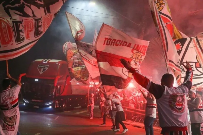 Copa Sudamericana: la policía desalojó a hinchas de São Paulo antes del partido con Boca