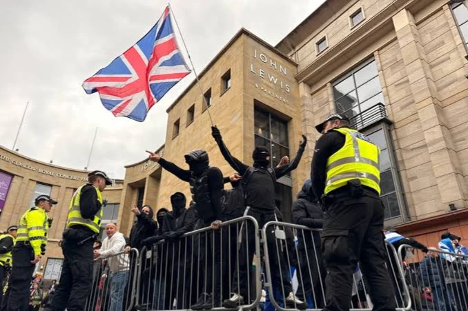 Tensión en Glasgow: la Policía reprimió una protesta contra la inmigración ilegal en Escocia