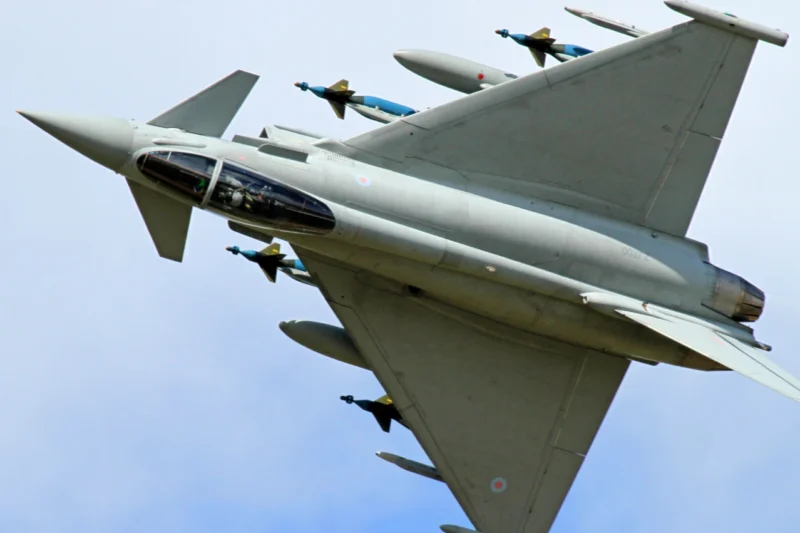 Tras el discurso de Milei, Londres refuerza su poder aéreo en las Malvinas y renovará sus cazas de guerra