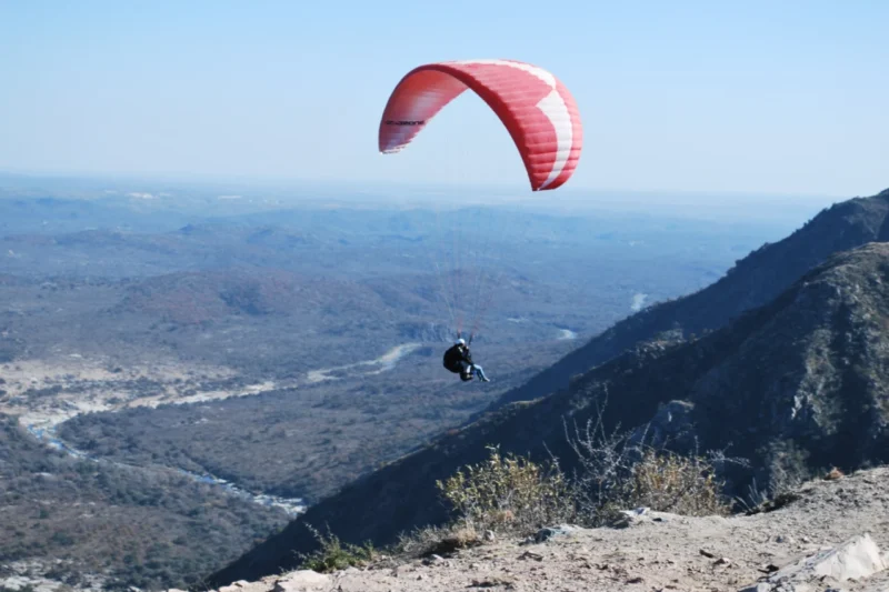 Córdoba desde el aire: parapente, mountain bike y aventura en las sierras