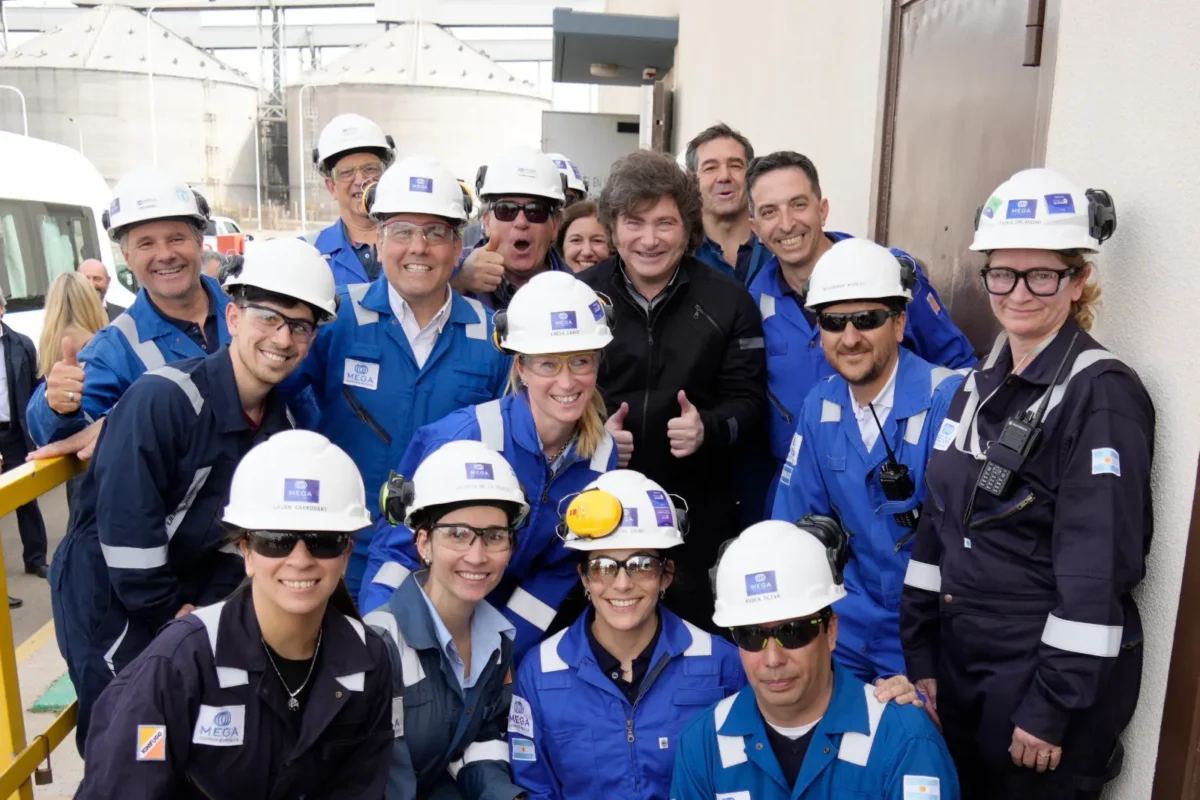 Milei recorrió una planta industrial en Bahía Blanca y se reunió con los trabajadores