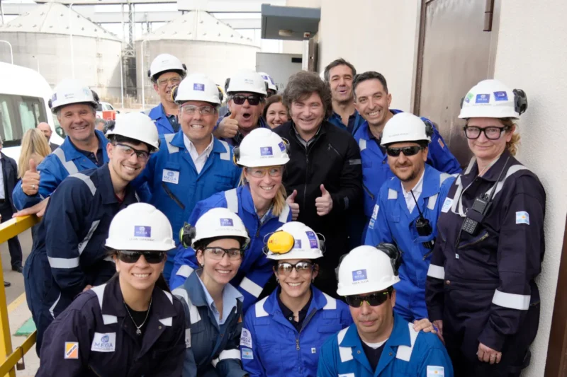 Milei recorrió una planta industrial en Bahía Blanca y se reunió con los trabajadores