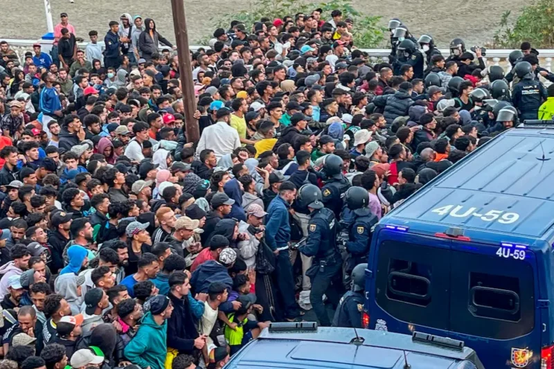 Tensión en Ceuta durante el traslado de inmigrantes ilegales al campamento del puerto de la ciudad