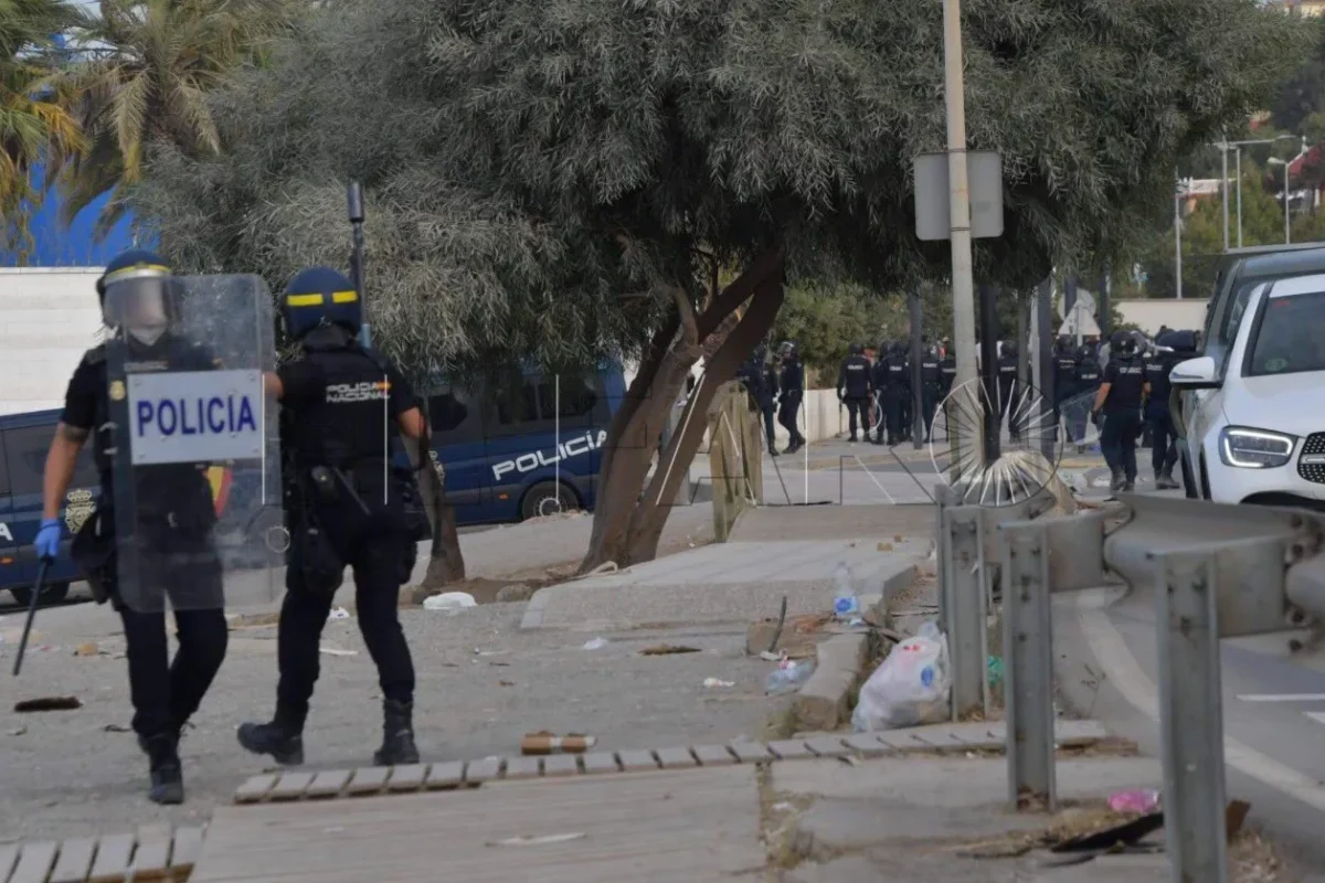Crece la violencia en Ceuta alrededor de los campamentos de inmigrantes ilegales: peleas y ataques a la policía