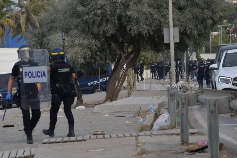 Crece la violencia en Ceuta alrededor de los campamentos de inmigrantes ilegales: peleas y ataques a la policía