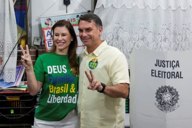 Elecciones en Brasil: Flavio Bolsonaro ya votó y le pidió al electorado que respalde el cambio