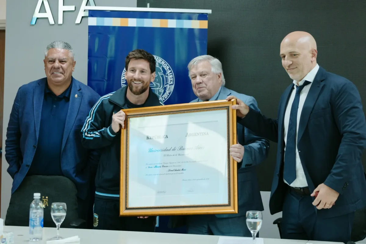 Antes de su despedida de la Selección, Lionel Messi fue distinguido por la UBA con el Doctorado Honoris Causa