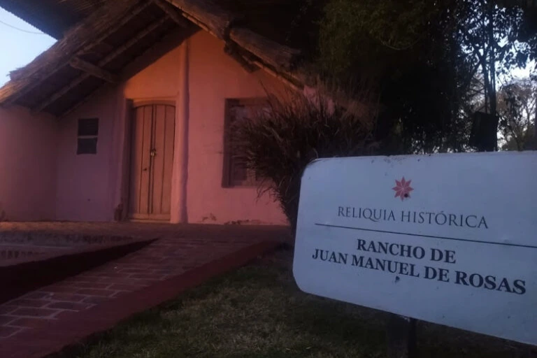Juan Manuel de Rosas compró Los Cerrillos en 1820 y armó allí a los Colorados del Monte