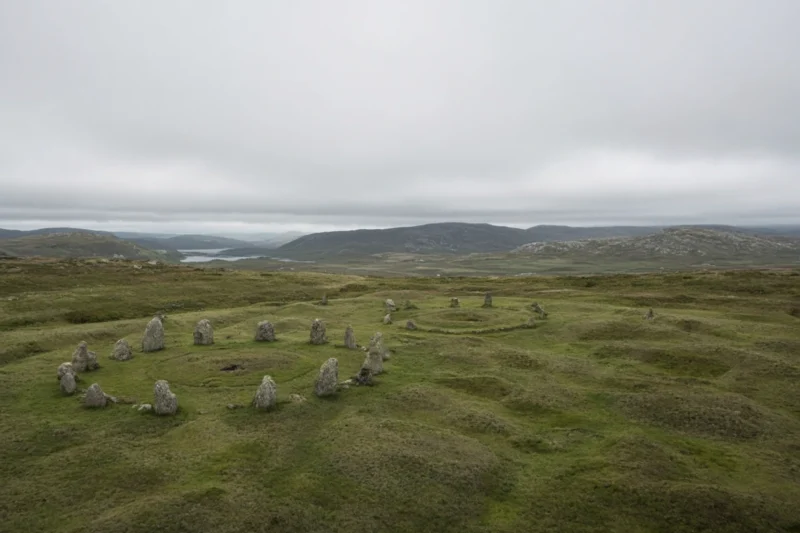 Hallan más círculos de piedra en un antiguo cementerio de Noruega