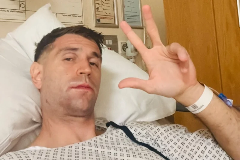 El Dibu Martínez llevó tranquilidad tras su operación de mandíbula: «En unas semanas volvemos ya»
