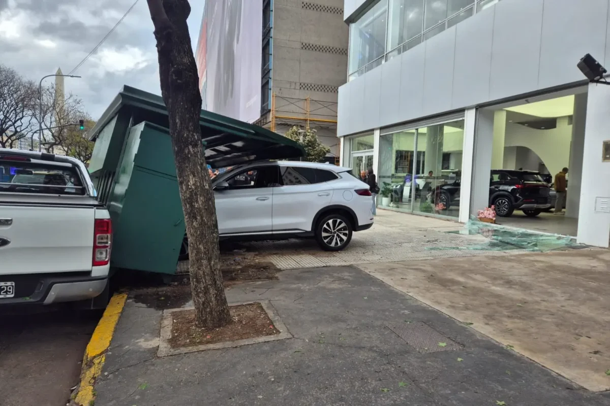 Fue a probar un auto eléctrico, perdió el control y atravesó la vidriera de la concesionaria