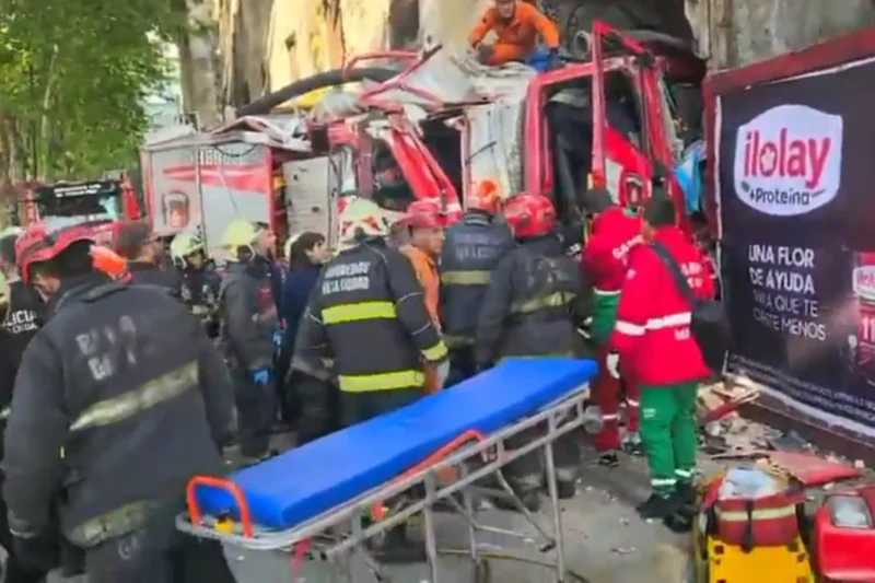 Bomberos chocaron con un colectivo y se incrustaron en la excárcel de Caseros: hay diez heridos