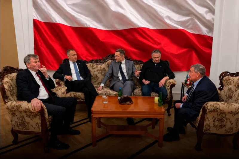 El presidente de Polonia logró entrar al Tribunal Constitucional y paralizar el golpe de Estado de la izquierda
